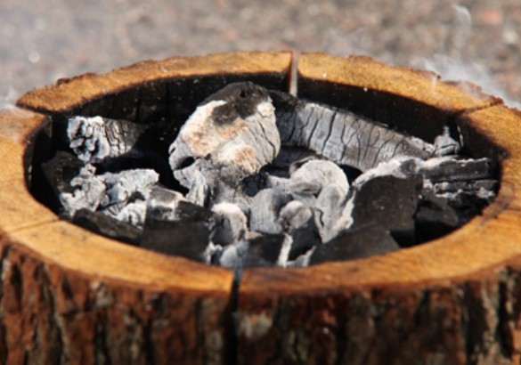 Ökologischer Grill Origin Outdoors Woodie inklusive Kohle und Anzünder - verbrennt rückstandslos